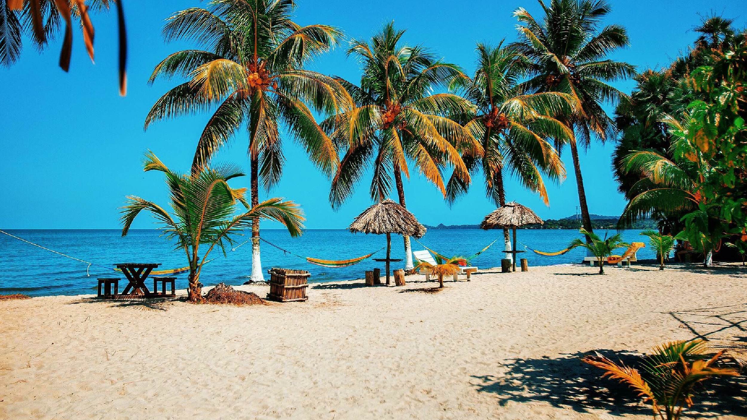 La playa de arena blanca que existe en Guatemala